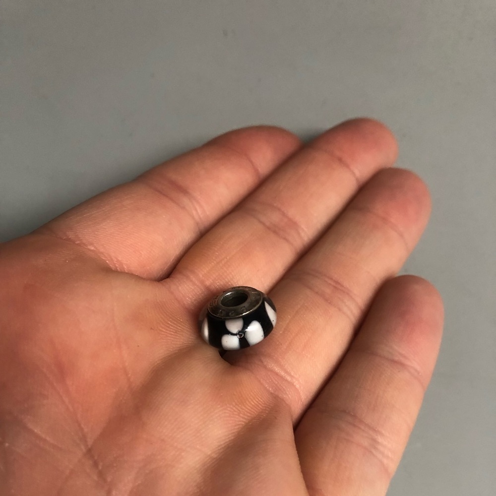 Black and white flower pandora charm